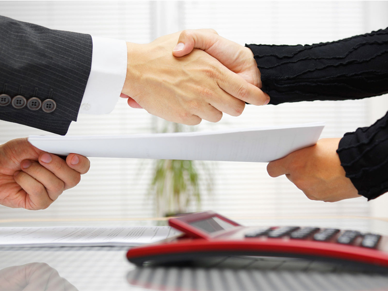 handshake-800x600_handshaking-and-exchanging-contract-documents_30836860 alternate text for this image